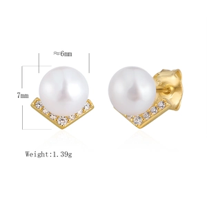 Detail of S925 silver V-shaped pearl stud earring with zircon inlay and dimensions