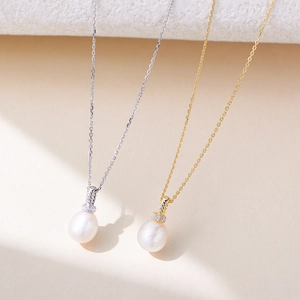 Collana in argento sterling 925 con perla a forma di goccia e accenti di zirconi