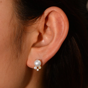 Élégantes boucles d'oreilles en perles et argent S925 portées par un mannequin