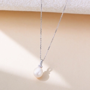 Collana in argento 925 con perla naturale e ciondolo a spirale con zirconi lucidi