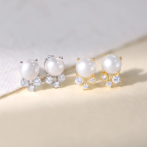 Boucles d'oreilles élégantes en argent 925 avec perles d'eau douce et zircons brillants