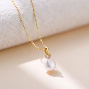 Dettaglio di una collana in argento 925 con perla a goccia e zirconi scintillanti