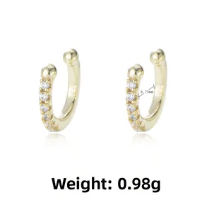 Détail macro de la boucle d'oreille S925 avec diamètre de 6,75 mm et un poids léger de 0,98 g