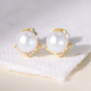 French Vintage V-Shaped Natural Artificial Pearl Stud Earrings With 925 Sterling Silver Earring Post Luxurious Zirconia Inlaid Elegant Women Jewelry
