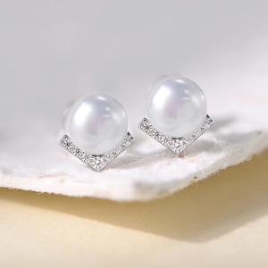 S925 silver V-shaped stud earrings with natural pearls and cubic zirconia stones