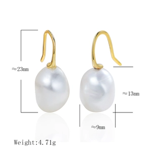 Macro shot of natural baroque pearl earrings with detailed dimensions and 4.71g weight