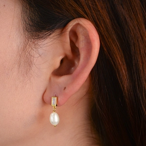 Gros plan détaillé de boucles d'oreilles perles en argent s925 avec zircon rectangulaire