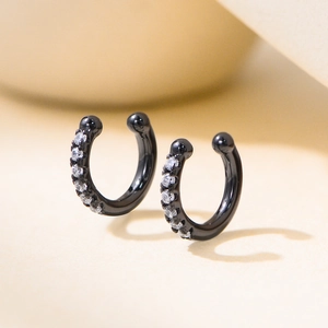 Boucles d'oreilles noires en argent en forme de C avec incrustation de zircons brillants
