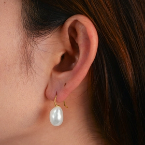 Elegant S925 silver gold-plated hooks featuring natural irregular baroque pearls on model
