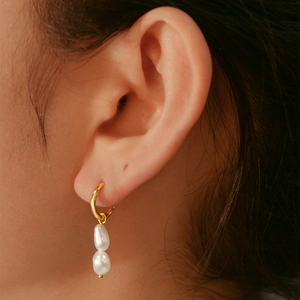 Retro s925 silver asymmetric earrings with natural freshwater baroque pearls in gold finish