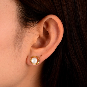 Orecchini a perno minimalisti con perle naturali tonde e montatura dorata