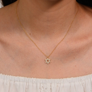 Détail du pendentif hexagramme en argent s925 serti de zircons sur mannequin