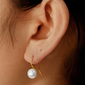 Elegant natural freshwater pearl earrings with S925 sterling silver golden ear hooks