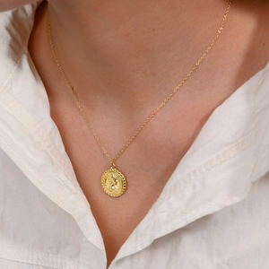 Vintage 925 sterling silver queen coin pendant necklace with golden relief for women