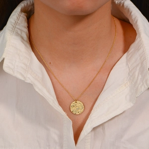 Collier en argent S925 doré avec pendentif pièce abeille porté par un mannequin femme