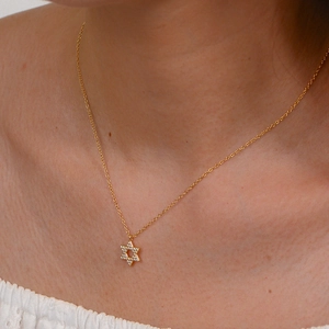 Collier avec pendentif hexagramme en argent S925 doré et zircon porté par un modèle