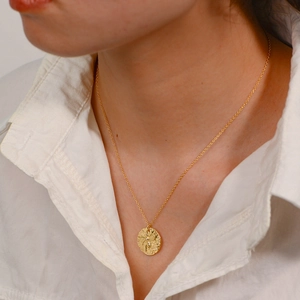 Détail d'un collier en argent S925 doré avec pendentif abeille et cristaux brillants