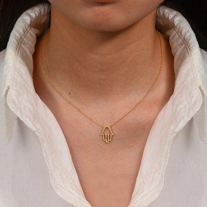 Elegante vergoldete S925 Silber Hamsa-Halskette mit Pavé-Kristallen an einem Model