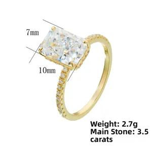 Detalle de anillo en plata 925 dorada con circón rectangular de 3,5ct y 10x7mm