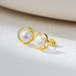 Orecchini a perno in argento sterling con perle naturali tonde e bordi dorati