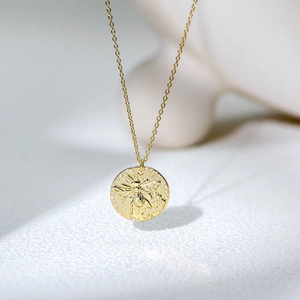 Collier médaille abeille en argent S925 doré avec détails en zircons étincelants
