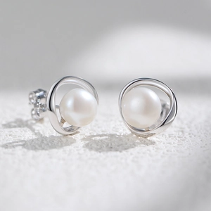 Orecchini a perno minimalisti con perle naturali tonde e bordi in argento su pietra
