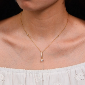 Elegant S925 silver necklace featuring a white pearl pendant with zircons on model