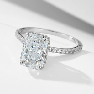 Macro de anillo en plata 925 con circón de corte radiante y micro-incrustaciones pavé