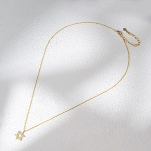 Détail du pendentif hexagramme en argent S925 doré avec pavage de zircons et chaîne fine