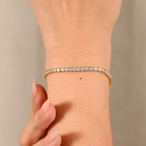 Bracelet tennis réglable en argent S925 avec zircons brillants porté au poignet