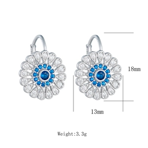 Détail de boucles d'oreilles tournesol en argent avec zircon bleu et hauteur 18mm