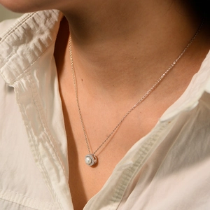 Elegant S925 sterling silver necklace featuring a natural pearl pendant with diamond halo
