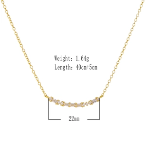 Détail du collier en argent 925 doré avec pendentif incurvé serti de zircons en sourire