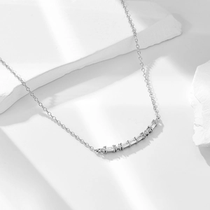 Collier minimaliste en argent S925 avec pendentif sourire en zircon sur un support pierre