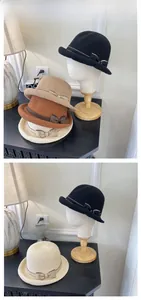Dettagli della trama a maglia e dei fiocchi eleganti su cappelli da sole multicolore