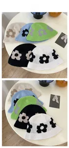 Détails de la maille de chapeaux bobs faits main aux motifs floraux multicolores
