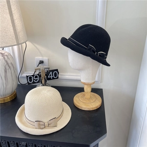 Cappelli a cloche in maglia traspirante con fiocco e tesa arrotolata nero e beige