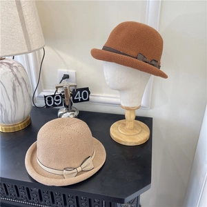 Elegante cappello da sole da donna in maglia con fiocco nei colori beige e caramello