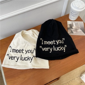 Beanie with 'I meet you' embroidery in beige and black, soft cotton knit style