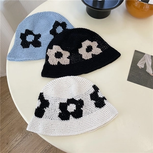 Bobs en tricot faits main de style japonais avec motifs floraux en bleu, noir et blanc
