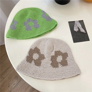 Chapeau cloche tricoté style japonais avec motif fleurs en vert et crème