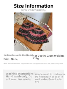 Détail du bonnet en tricot color-block avec texture pelucheuse sur plateau en bois