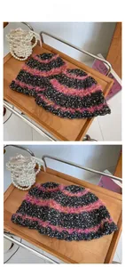 Détail d'un chapeau cloche en maille avec rayures roses pelucheuses et texture à pois