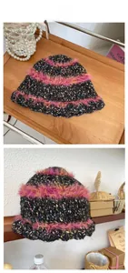 Détail du chapeau cloche en tricot avec des rayures en fourrure synthétique rose vif