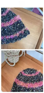 Gros plan sur un chapeau cloche en maille aux fils colorés et rayures en peluche rose