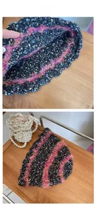 Détail d'un chapeau bob en tricot coloré avec rayures roses pelucheuses et laine texturée