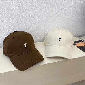 Minimalist deep-fit baseball caps in brown and beige with embroidered number 7