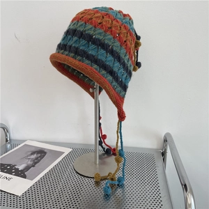 Kleurrijke Handgemaakte Gehaakte Acryl Gestreepte Beanie Muts Voor Dames Warme Winter Gebreide Muts Met Pompons Outdoor