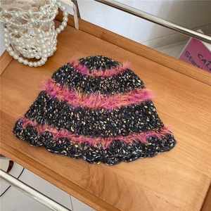 Chapeau bob en maille de laine grise mélangée avec bordures en peluche rose