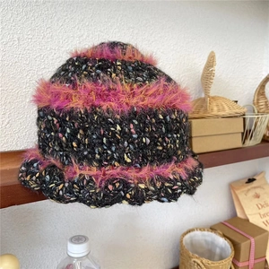Chapeau cloche en tricot coloré avec couches de fausse fourrure et laine texturée